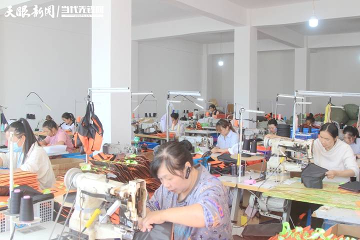 訂單排到明年！大方縣核桃鄉箱包生產忙