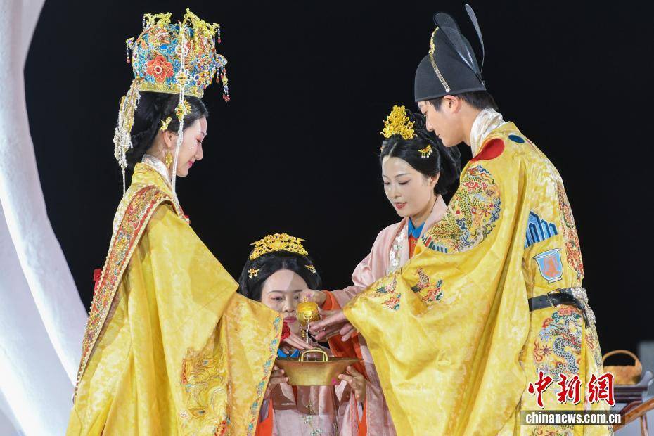 三亞天涯海角婚慶節上演中西婚俗秀