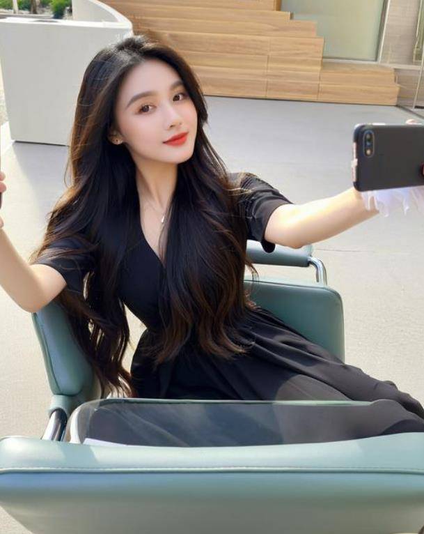 原創開心一笑：姑娘和男友恩愛時忘記拉窗簾，結果六旬老漢住院了……