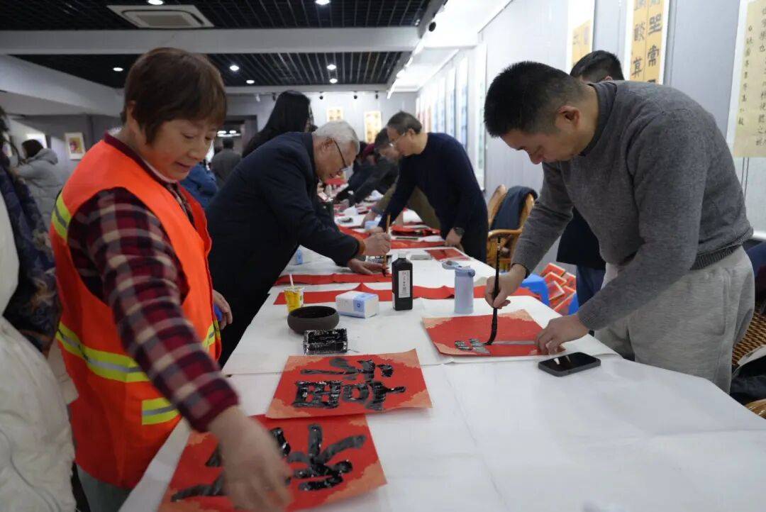 《揚州晚報》創刊30週年之際，書法名家手寫春聯送祝福