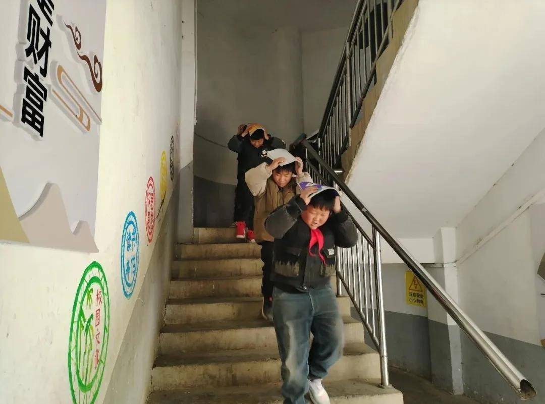 威寧縣龍街鎮龍河小學開展防震應急疏散演練