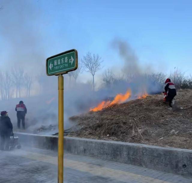 草坡突發火情，5名快遞小哥拎著滅火器衝了上去